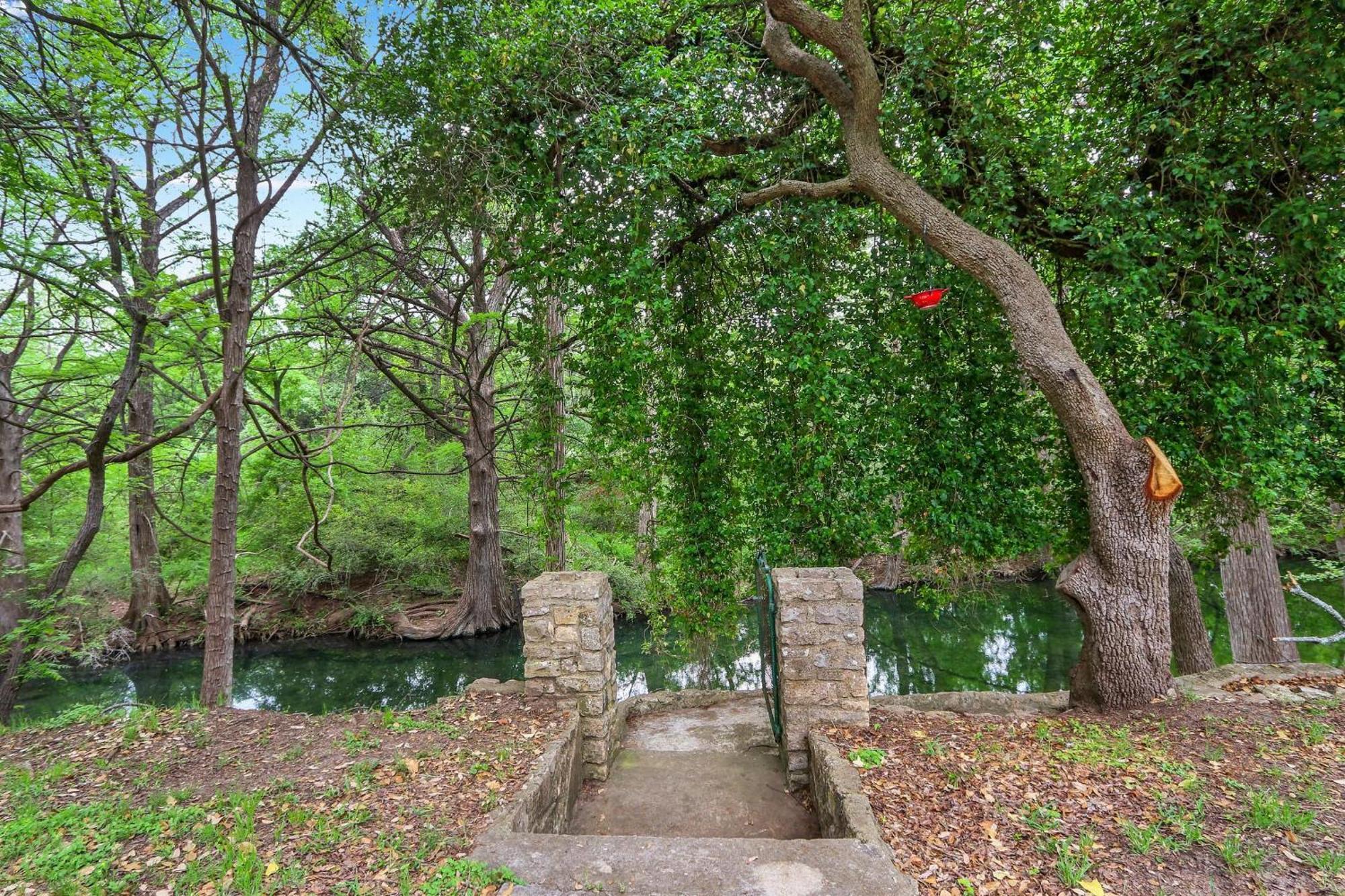 ウィンバリー Rock House On Cypress Creekヴィラ エクステリア 写真