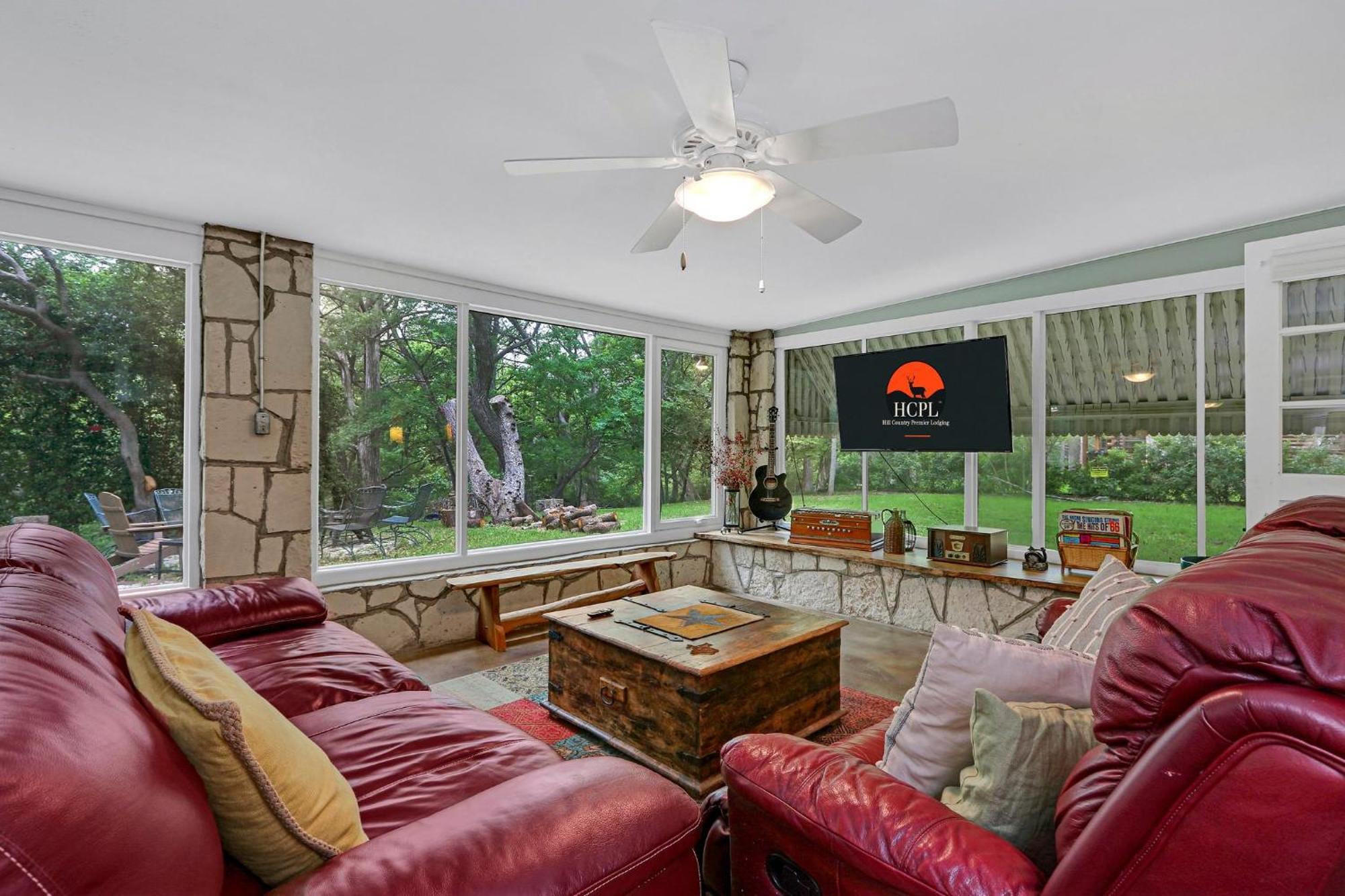ウィンバリー Rock House On Cypress Creekヴィラ エクステリア 写真
